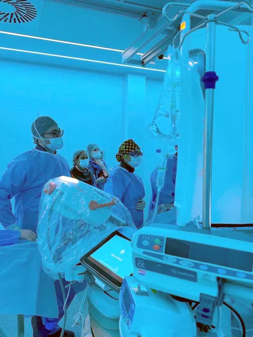 Profesisonals del Sevei d'Angiologia i Cirurgia Vascular del Trueta durant la intervenció d'implant del ispositiu reabsorbible en artèries distals de la cama per sota del genoll.