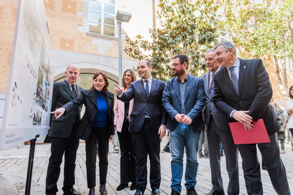 Les autoritats dels diversos organismes implicats en el projecte del nou campus de salut de Girona Imatge virtual del futur Campus de Salut de Girona observen la proposta guanyadora.