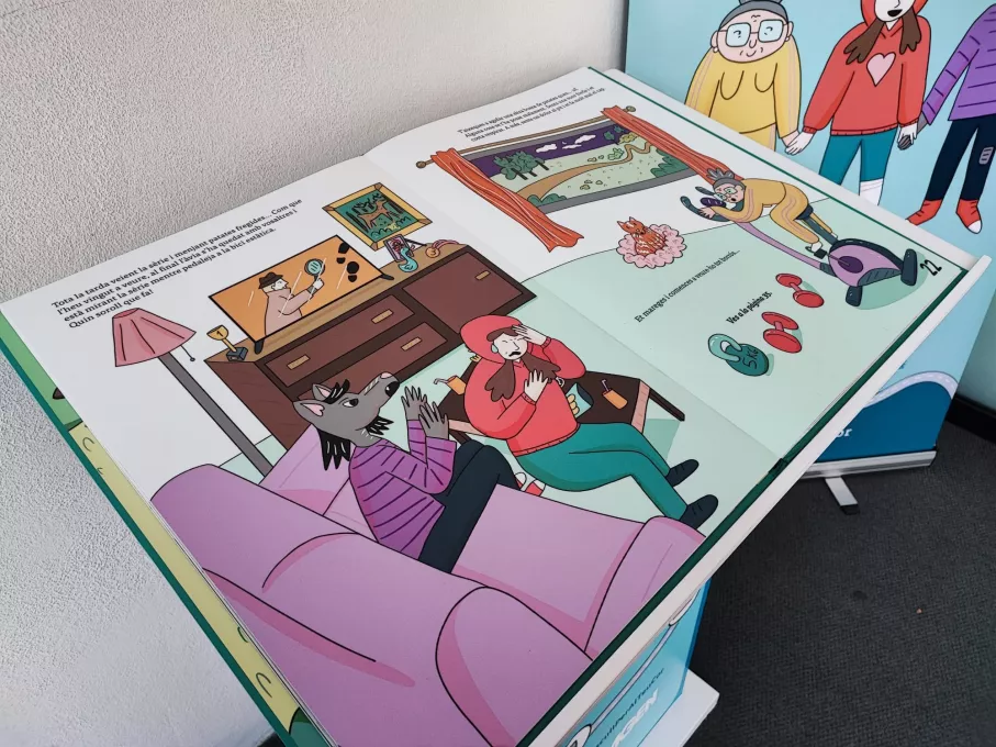 Imatge de detall del llibre interactiu per advertir del riscos per a la salut cardiovascular instal·lat a consultes externes del Trueta