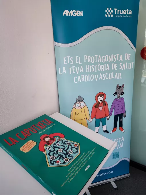 Imatge de detall del llibre interactiu per advertir del riscos per a la salut cardiovascular instal·lat a consultes externes del Trueta