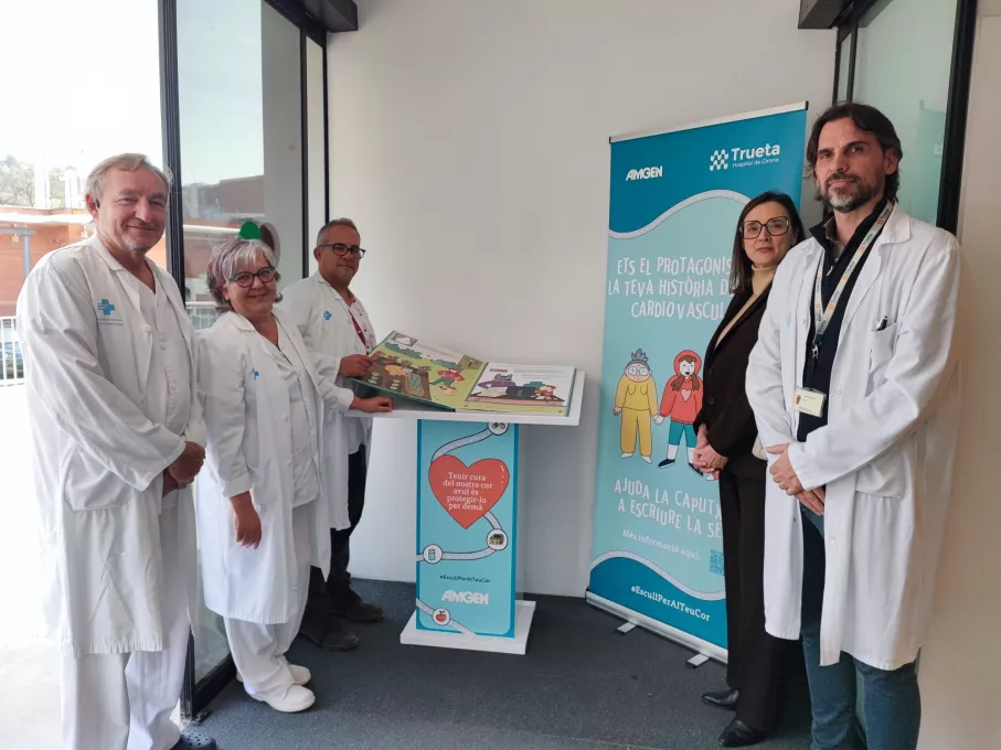 Representants del Trueta i de l'empresa Amgen durant la inauguració del llibre interactiu per conscienciar de la prevenció cardiovascular.