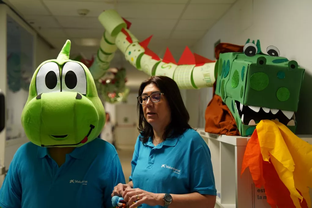 Visita del Drac de La Caixa a l'àrea de pediatria del Trueta amb motiu de Sant Jordi 2026