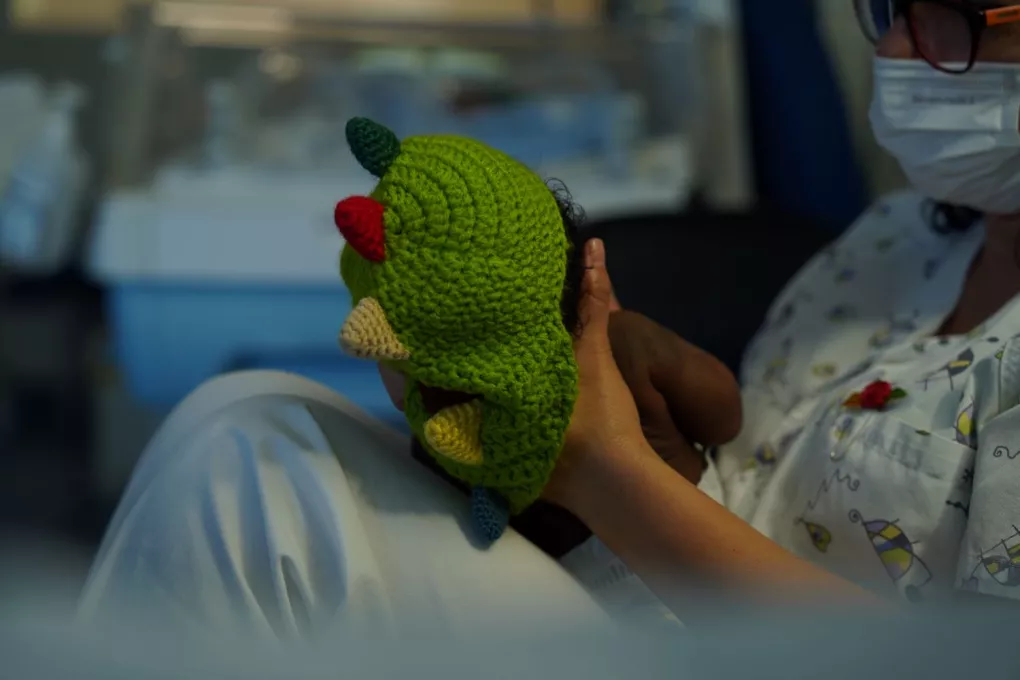 Un gorret de nadó fet de ganxet elaborat per professionals de l'àrea de pediatria del Trueta amb motiu de Sant Jordi 2026