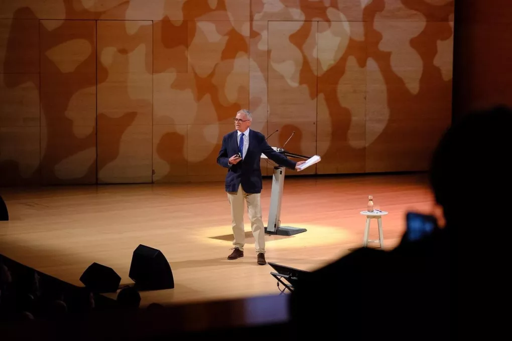 El Doctor Josep Roig durant la seva ponència en l'acte central dels 70 anys del Trueta