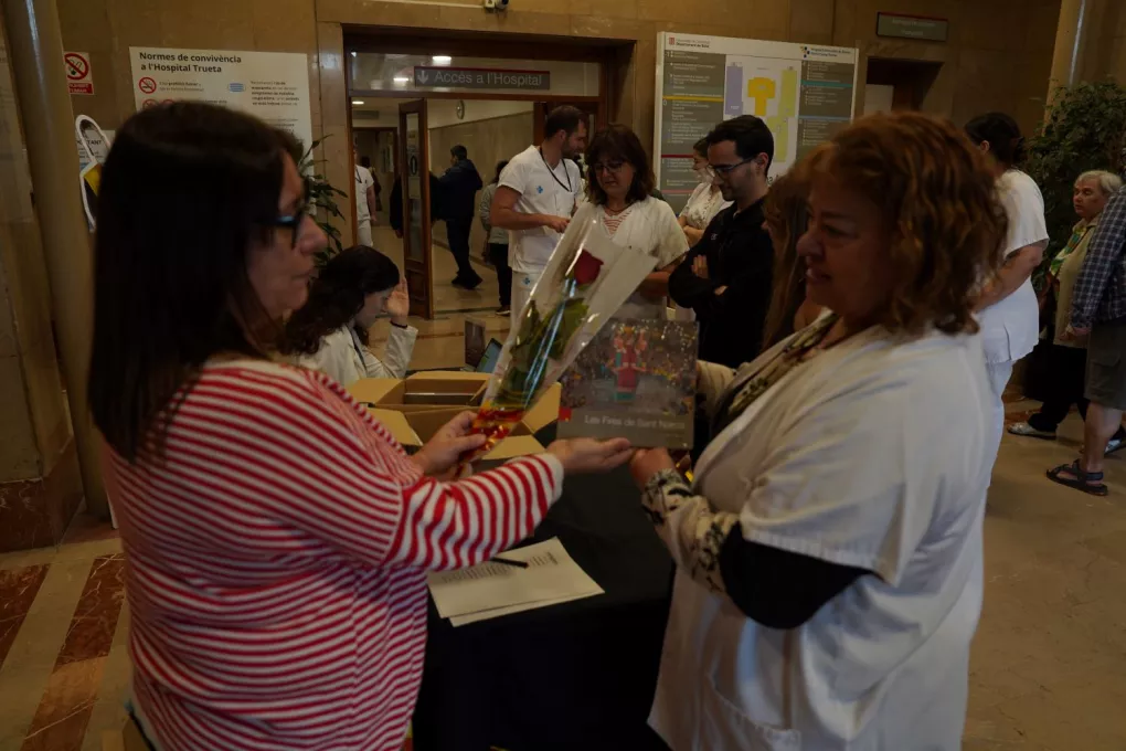 Repartiment de llibres i roses a professionals del Trueta amb motiu de Sant Jordi 2026