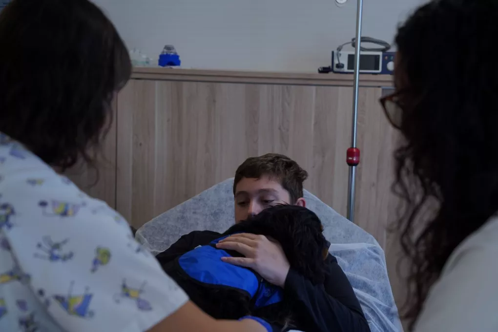 Representants de la unitat de paràlisi cerebral i Purina durant la visita a la consulta.