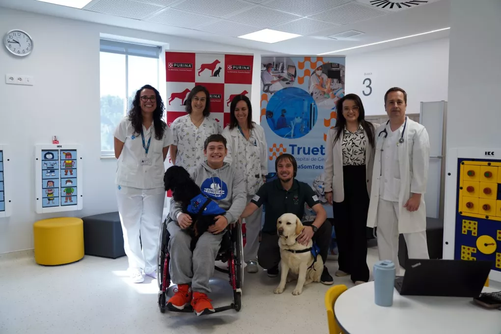 Representants de la unitat de paràlisi cerebral i Purina durant la visita a la consulta.