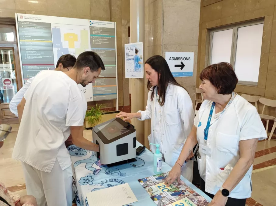 Professionals d'infermeria del Trueta realitzen un taller d'higiene de mans durant la commemoració del Dia Internacional de la Infermeria