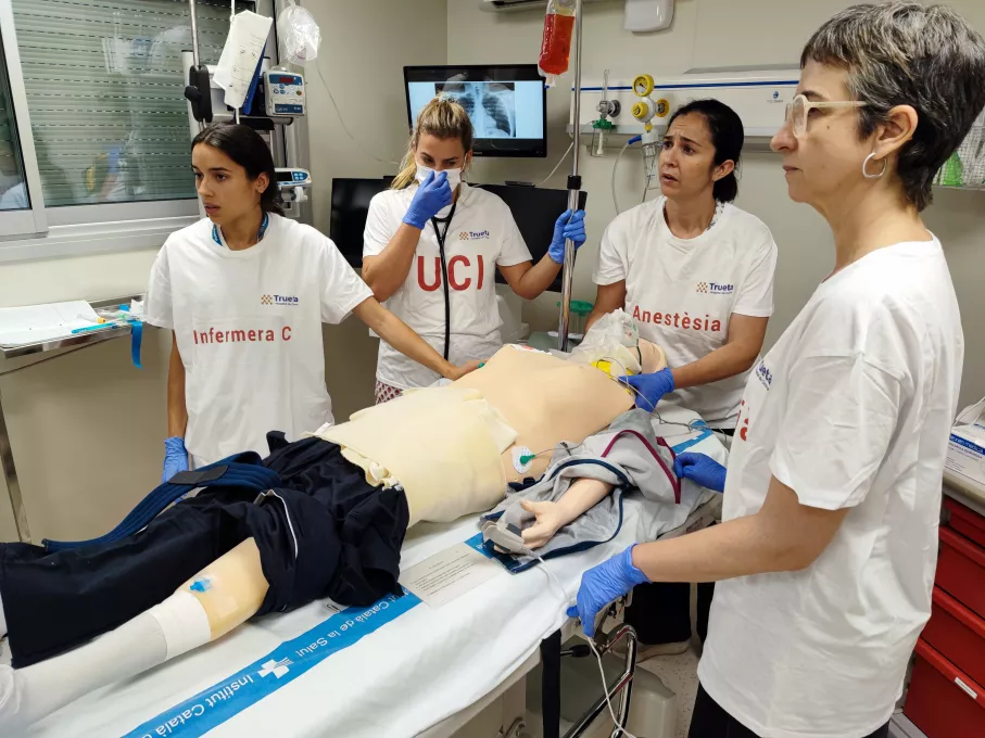 Equip a la sala de semicrítics del Centre de Simulació estabilitzant un maniquí