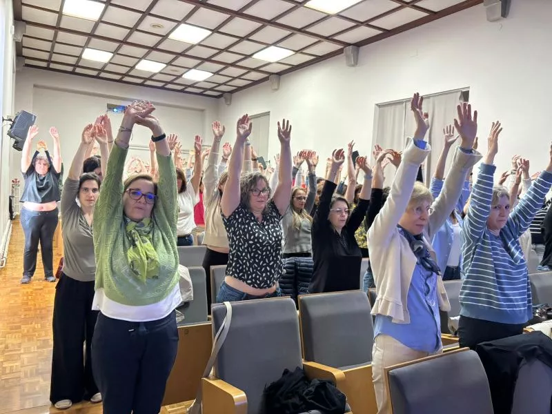 Públic fa exercicis durant la Jornada de la Unitat d’Expertesa en Síndromes de Sensibilització Central
