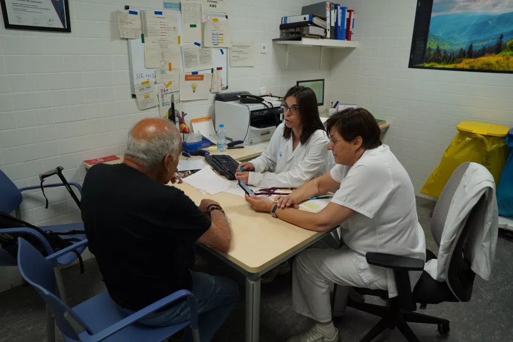 Un pacient conversa amb dues professionals dins la consulta de la Unitat d'Insuficiència Cardíaca
