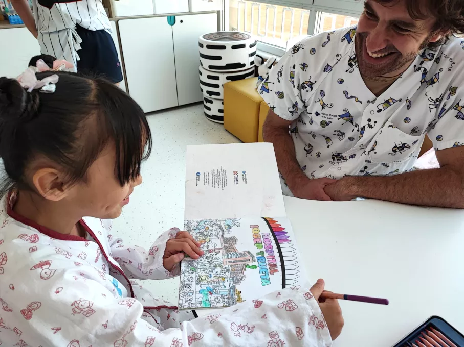 Una pacient ingressada a l'àrea de pediatria del Trueta amb el quadern per acolorir de Pilarín Bayés dedicat al Trueta