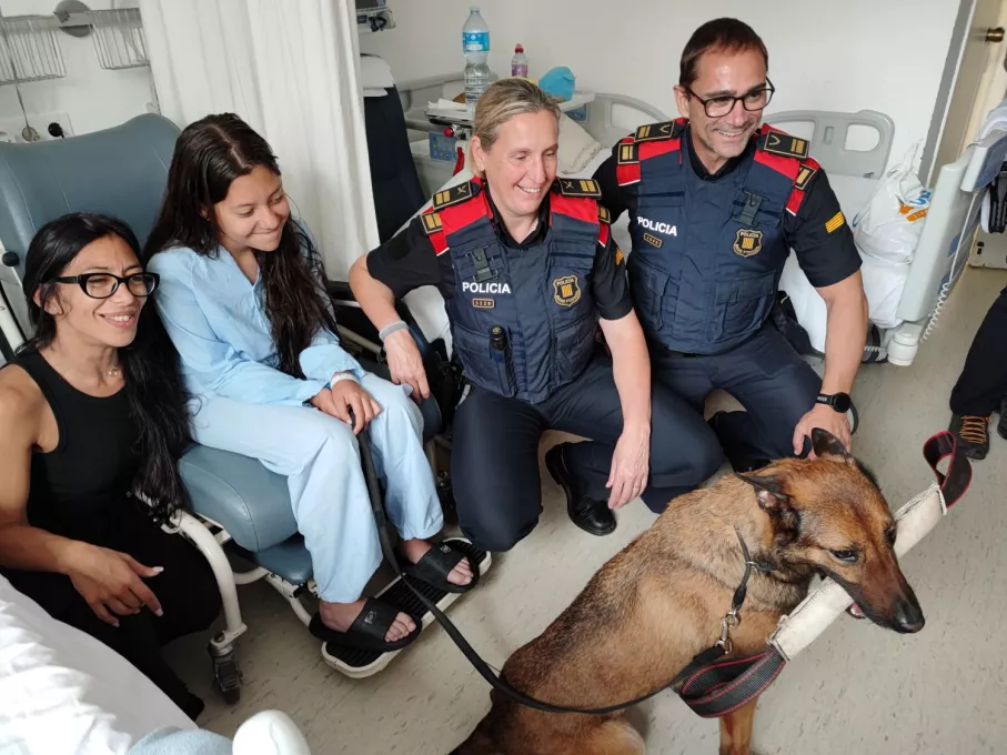 visita dels Mossos d'Esquadra a l'àrea de pediatria del Trueta en el marc de la jornada Mossos Solidaris al Trueta.