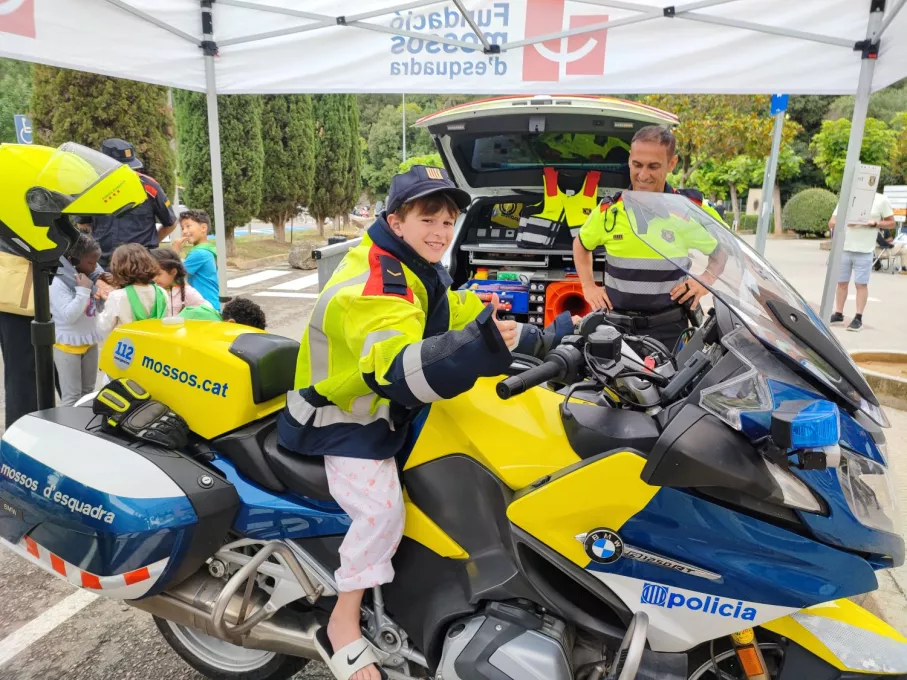 Un nen ingressat al Trueta pujat en una moto de la Unitat de Trànsit dels  Mossos