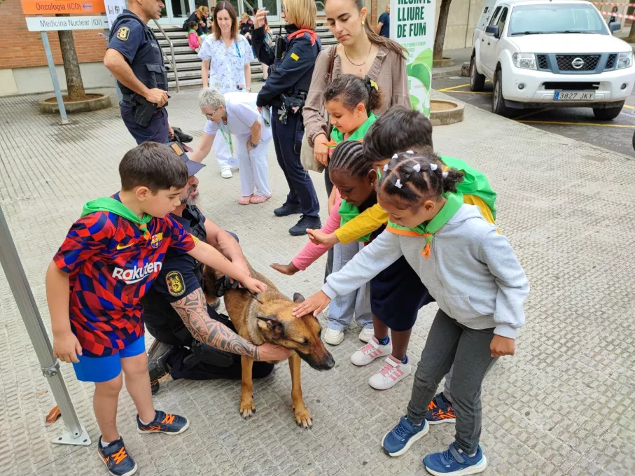 visita dels Mossos d'Esquadra a l'àrea de pediatria del Trueta en el marc de la jornada Mossos Solidaris al Trueta.