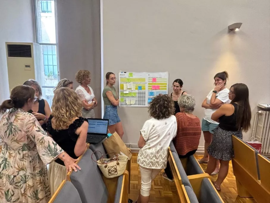 Una de les sessions de la primera fase del projecte A Prop amb representats d'equips d'atenció primària de l'ICS Girona