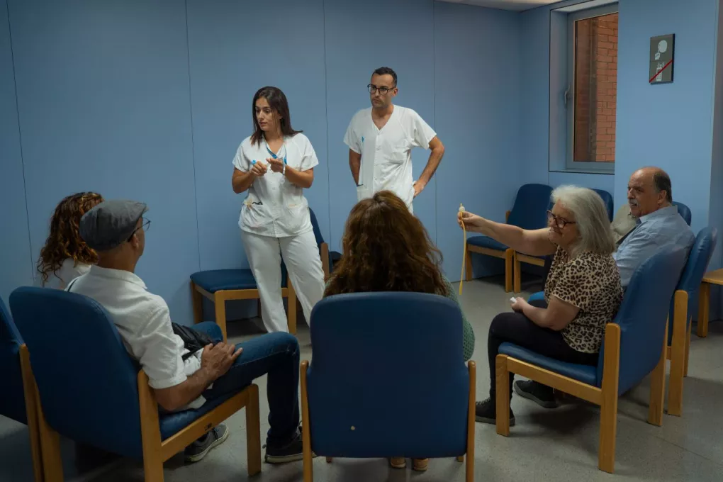 Una sessió de l'Escola de família, que s'inclou en el nou protocol de la UCI del Trueta