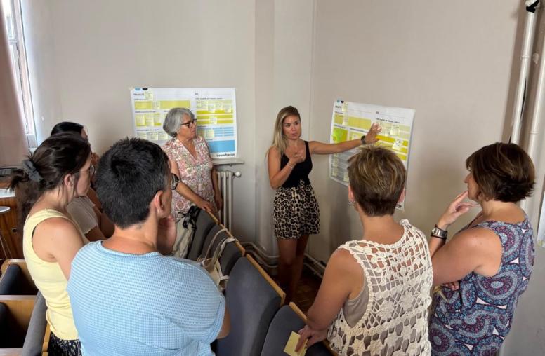 Una de les sessions de la primera fase del projecte A Prop amb representats d'equips d'atenció primària de l'ICS Girona
