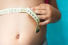 mesura del perímetre abdominal d'un infant amb sobrepès