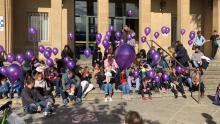 Enlairada de globus liles a l'entrada de l'hospital Trueta de les famílies amb nens prematurs amb motiu del Dia Internacional del Nen Prematur
