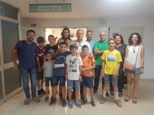 un grup d'alumnes de l'escola Pla de Girona amb professionals del servei de Pediatria del Trueta