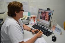 una llevadora parla amb una pacient per videoconferència