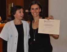 La directora del Trueta, Glòria Padura, lliura el diploma a una metgessa resident