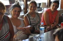 Un grup de mares a la trobada de suport a l'Alletament Matern al restaurant Dúplex de Girona