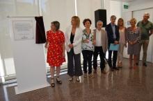 Foto de la consellera de Salut amb professionals inaugurant el nou CAP Josep Masdevall Terrades de Figueres