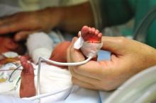 Primer pla del peu d'un nadó prematur