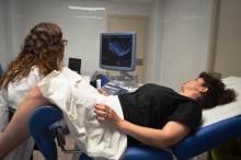 Una ginecòloga, fent una ecografia a la Rosa, diagnosticada d'endometriosi al 2014