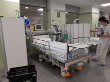 Una infermera adaptant l'Hospital de Dia Polivalent per acollir llits crítics
