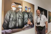 El fotògraf Tino Soriano davant la imatge que va fer al Trueta al 2020 amb professionals que atenien pacients amb Covid