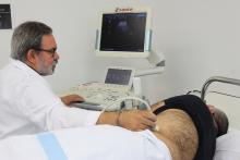 Professional de la unitat d’Hipertensió del Servei de Nefrologia del Trueta realitzant una ecografia a un pacient