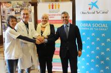 D'esquerra a dreta, Glòria Padura (directora Hospital Dr. Josep Trueta), Eugeni López-Bonet (cap de Servei d'Anatomia Patològica), Lluïsa Ferrer (Oncolliga Girona) i Ivan Tibau (Caixabank)