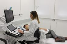 Una infermera especialitzada en cardiologia fent una prova en un dels gabinets de la Unitat d'Imatge Cardíaca Avançada