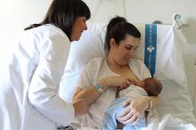 La llevadora Vanessa Campas donant consells a una mare amb el seu nadó.