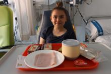 Una nena hospitalitzada a punt d'esmorzar.