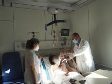 Professionals de la Unitat d'Ictus atenen a una pacient