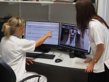 professionals de la Unitat del Son realitzant el test de manteniment de vigília a un pacient