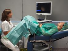 Una professional realitza una histeroscòpia a una pacient 