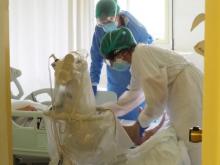 Professionals sanitaris atenen a un pacient al servei de Pneumologia del Trueta