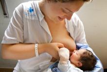 Una mare a l'Hospital Trueta dona el pit al seu nadó recent nascut