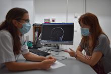 La Dra. Alemany amb una pacient a la consulta de neurologia de l'Hospital Santa Caterina de Salt