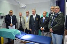 Diferents presidents dels Clubs Rotaris de les comarques gironines, amb el governador de disctricte, i el director de l'EAP Roses a l'esquerra, visiten la Unitat de Cirurgia Menor del CAP Roses 