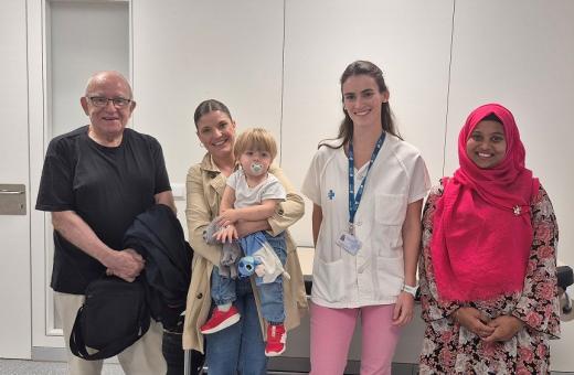 Persones representants dels quatre col·lectius pels quals avui s’inicia la campanya de vacunació. Personal sanitari, embarassades, infants menors de 5 anys i majors de 80 anys.