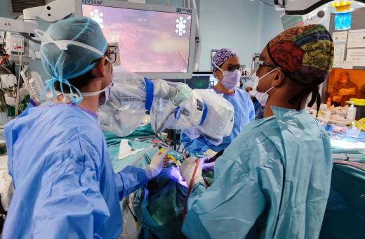 Cirurgians del Servei de Neurocirurgia del Trueta realitzen una operació assistida per imatges obtingudes per l'exoscopi.