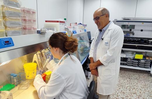 El Doctor Ramon Brugada juntament amb una professional en un procés realitzat al laboratori de genètica molecular de Girona. 