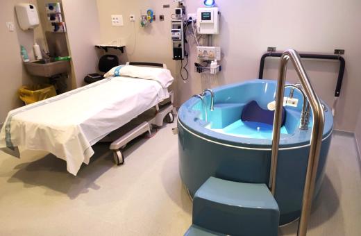 Habitació amb banyera d'hidroteràpia per a parts a l'aigua ubicada a la sala de parts del Trueta.