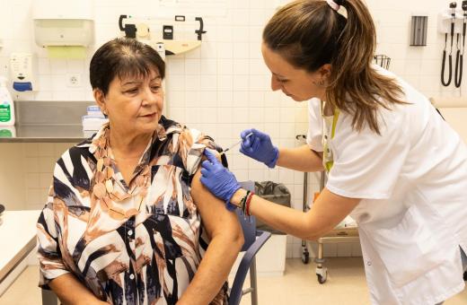  Una usuaris del CAP Dr. Francisco Benito de Lloret de Mar es posa una vacuna coincidint amb la campanya de vacunació de la grip i la Covid-19 